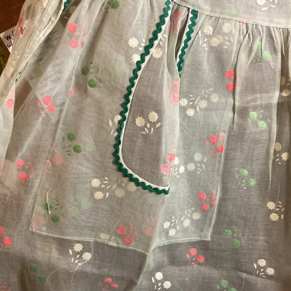 Vintage mint sheer apron with green rikrak flocked‎ flowers and pockets. 410